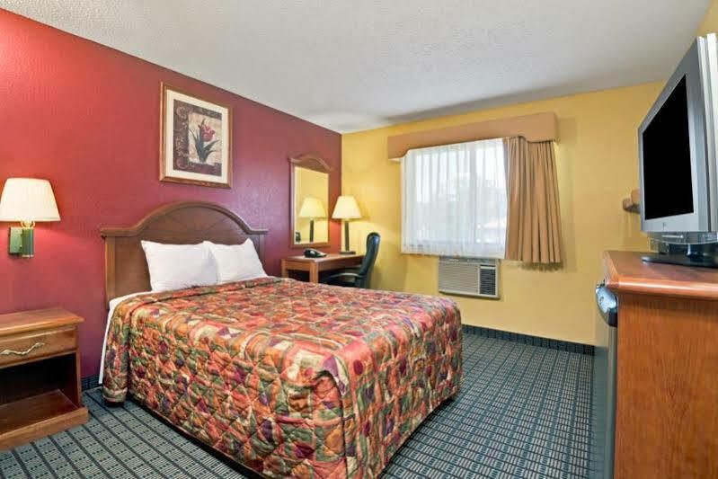 Travelodge By Wyndham Τόρινγκτον Εξωτερικό φωτογραφία