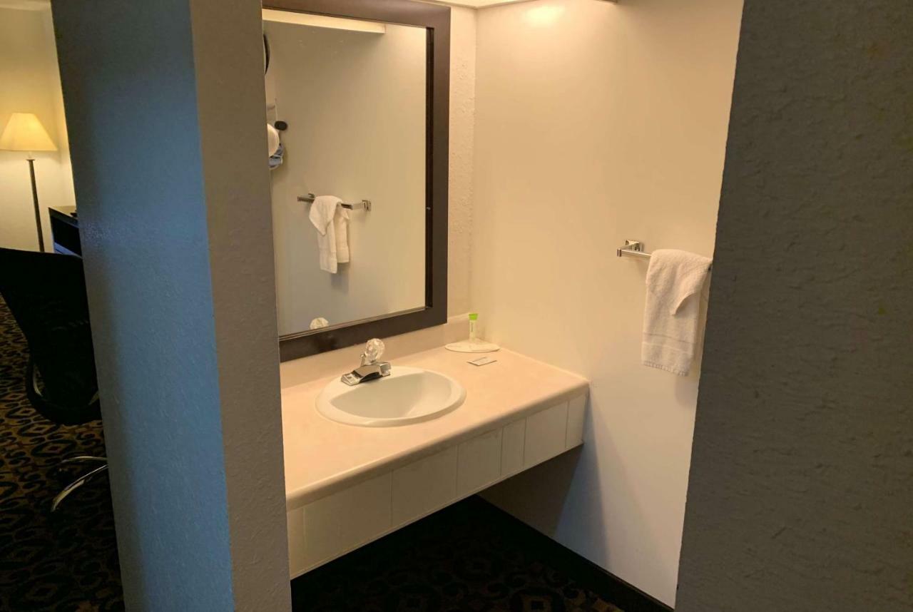 Travelodge By Wyndham Τόρινγκτον Εξωτερικό φωτογραφία
